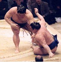 Ozeki Tochiazuma wins on 1st day of spring sumo tourney